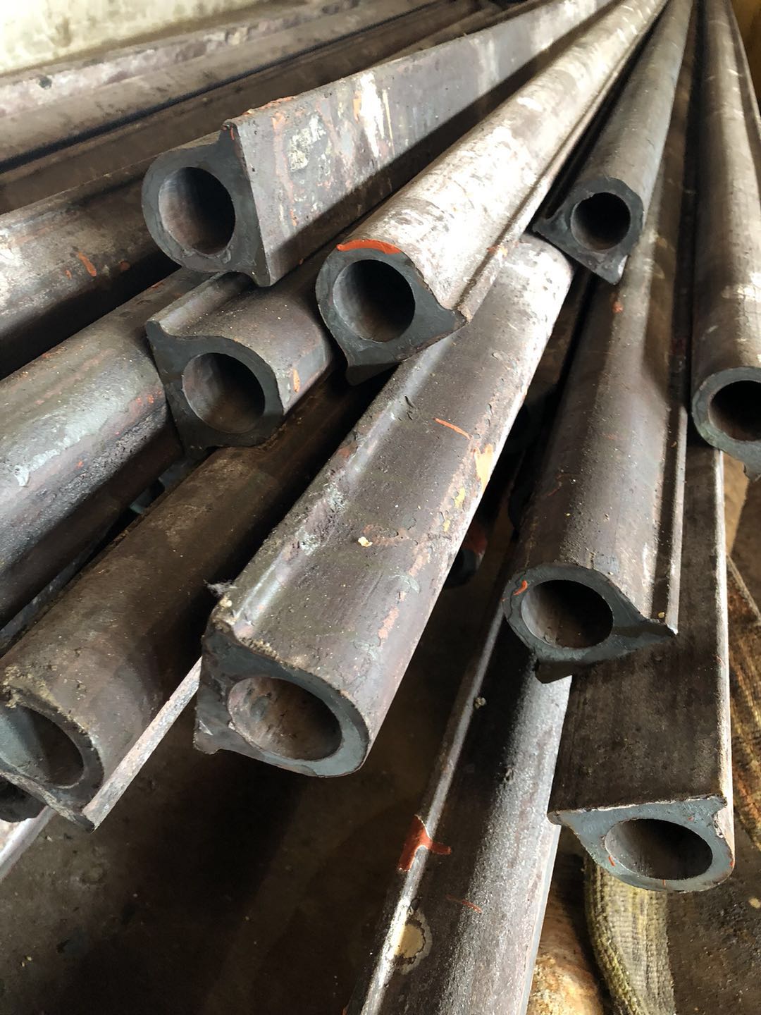 Φ63.5×8 （SA-210C)管壁厚度均勻，材質(zhì)符合要求，管壁厚度不超8.1mm，兩管中心距89mm，，鰭片厚度6mm，管長度6M,每排6根管束，管口鰭片據(jù)管口留50mm的距離便于焊接