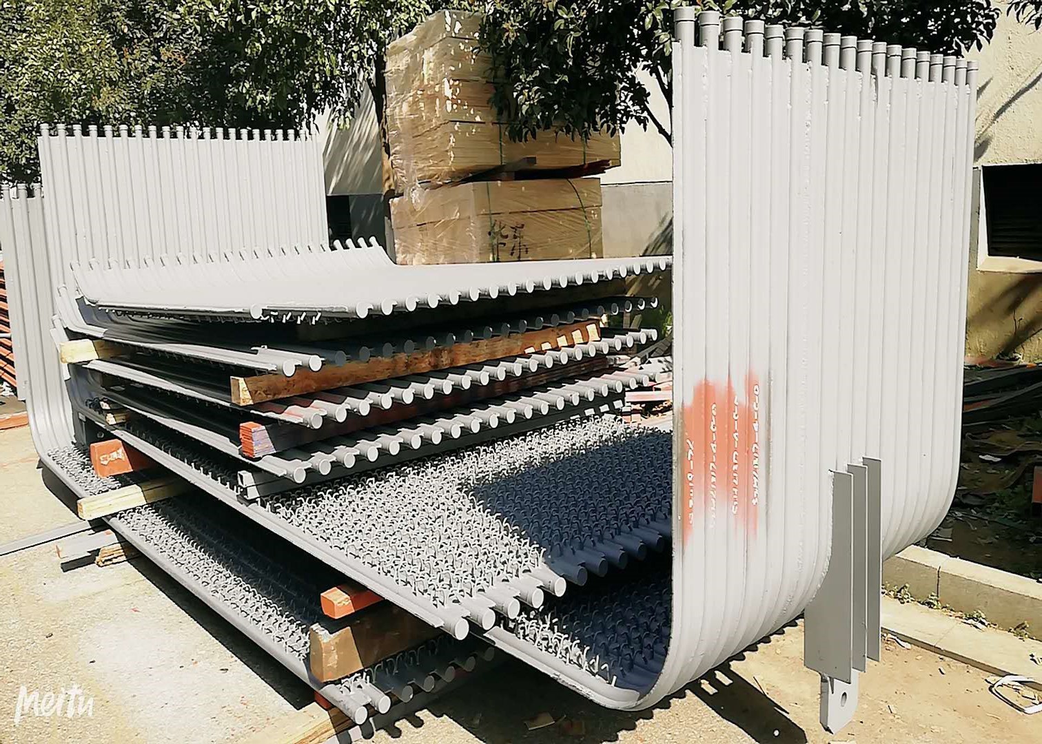 水冷壁管屏 內(nèi)螺紋Φ63.5×7.5節(jié)距:76.2mm 屏長:6m 3根/屏材質(zhì)：SA-210C（兩頭預留200mm吊耳孔）